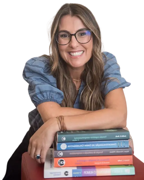 Fernanda Coutinho com seus livros